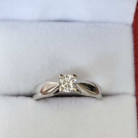 18K gold ring with natural diamond from Spence Jewellers. - Picture 5 of 11